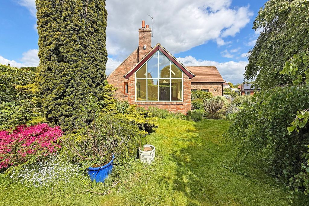 Property photo 2 of 28