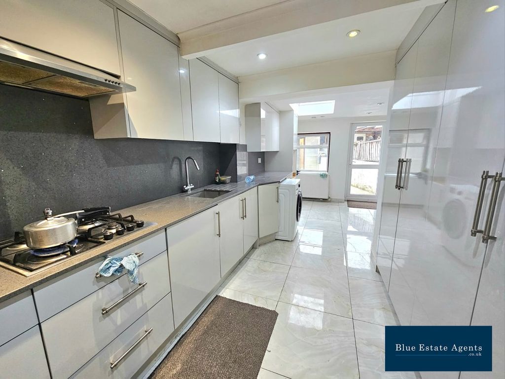 Property photo 2 of 11 Kitchen