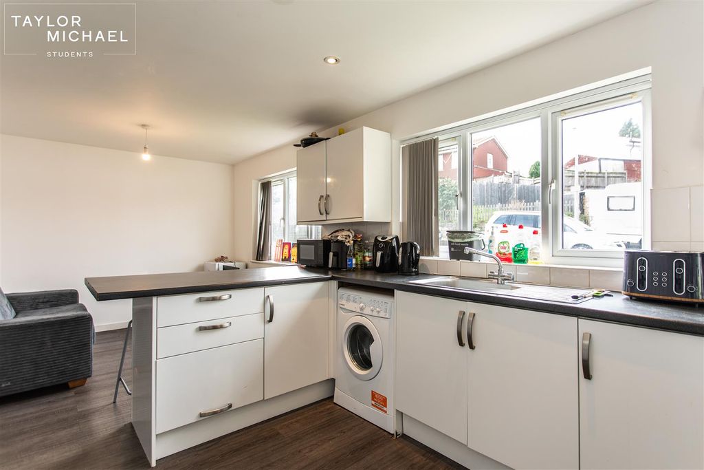 Property photo 1 of 20 Kitchen