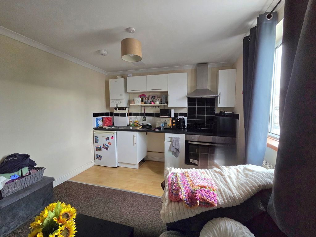 Property photo 3 of 4 Kitchen/Lounge