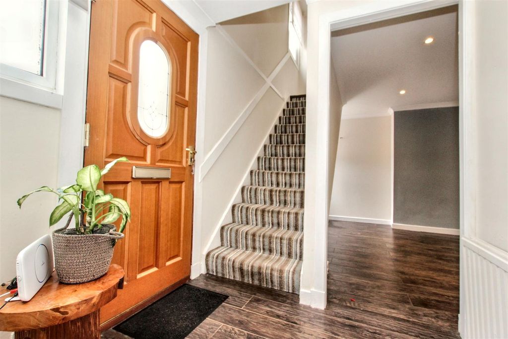 Property photo 2 of 17 2- Hallway.Jpg
