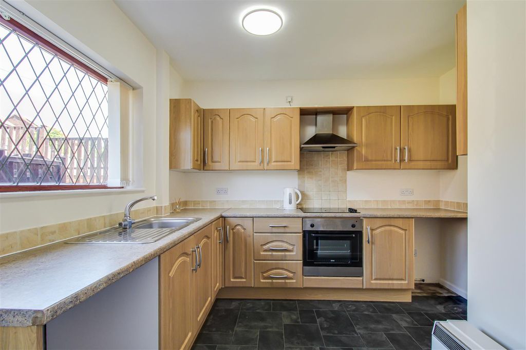 Property photo 3 of 11 Kitchen