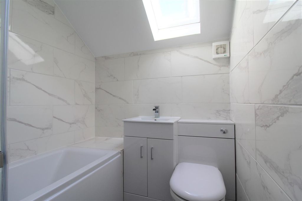 Property photo 3 of 16 10 Bathroom 1.Jpg