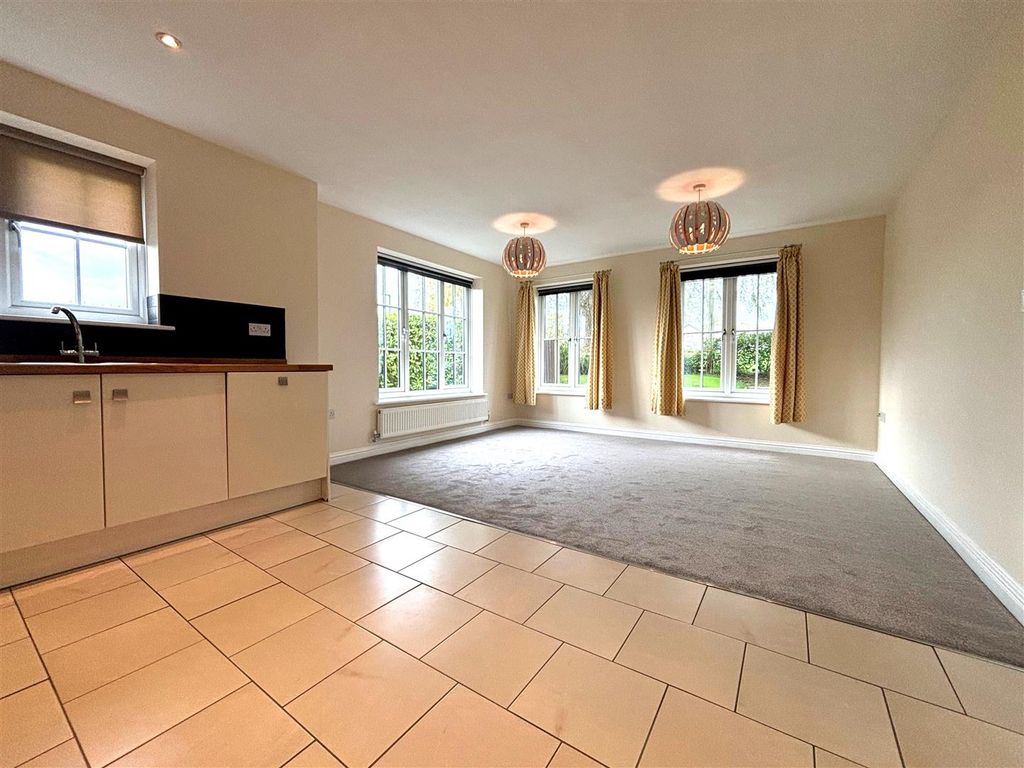 Property photo 3 of 10 Kitchen Dining