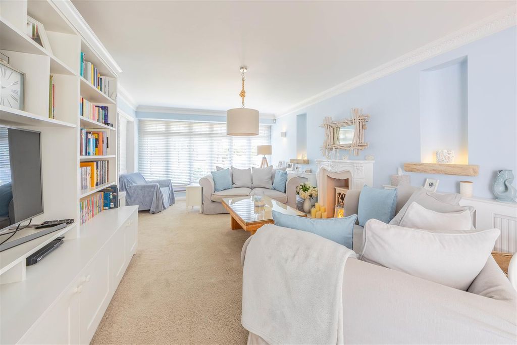 Property photo 2 of 40 Lounge