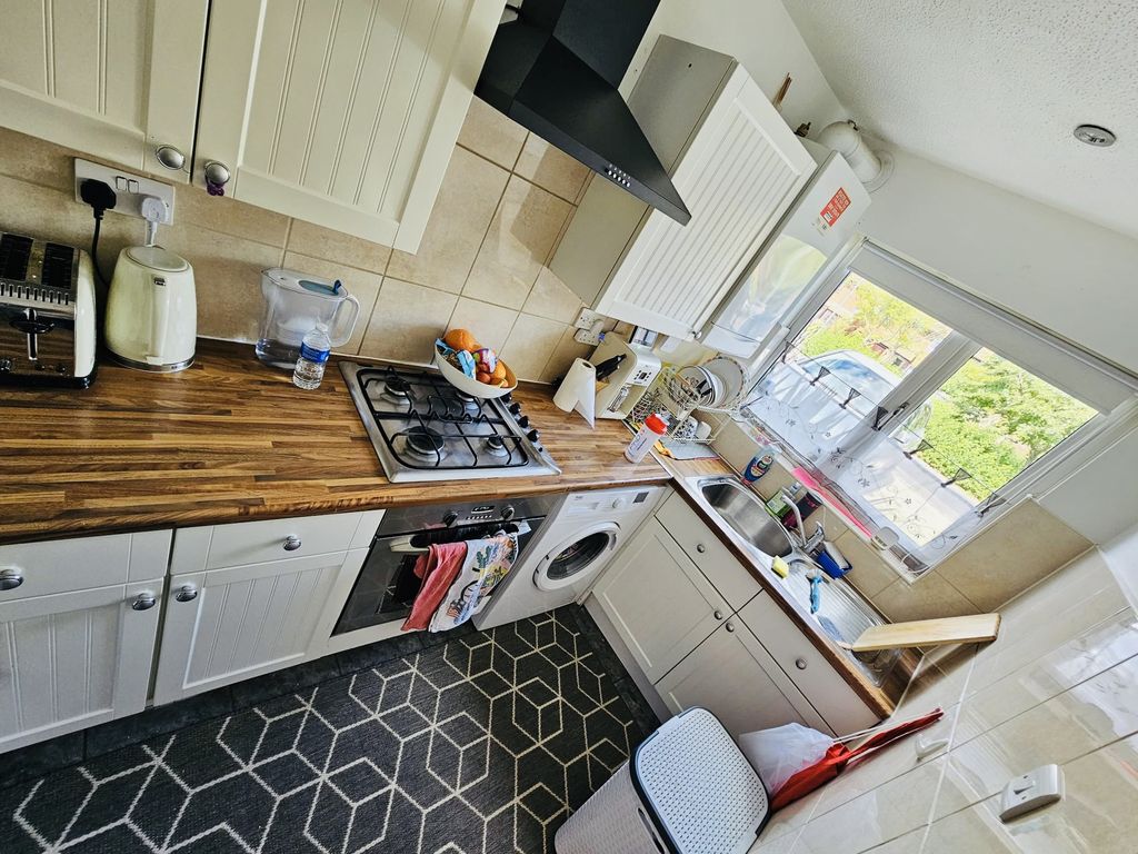 Property photo 3 of 6 Kitchen