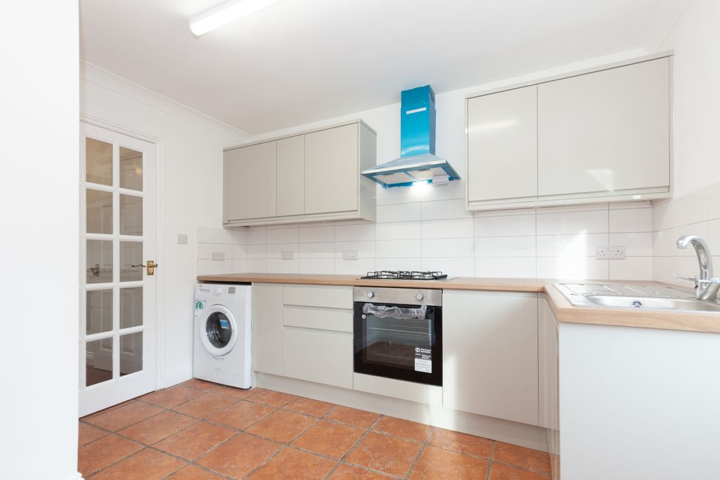 Property photo 3 of 10 Kitchen