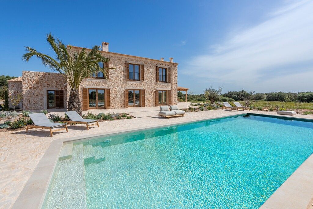 Property photo 1 of 20 Exterior And Pool (2)