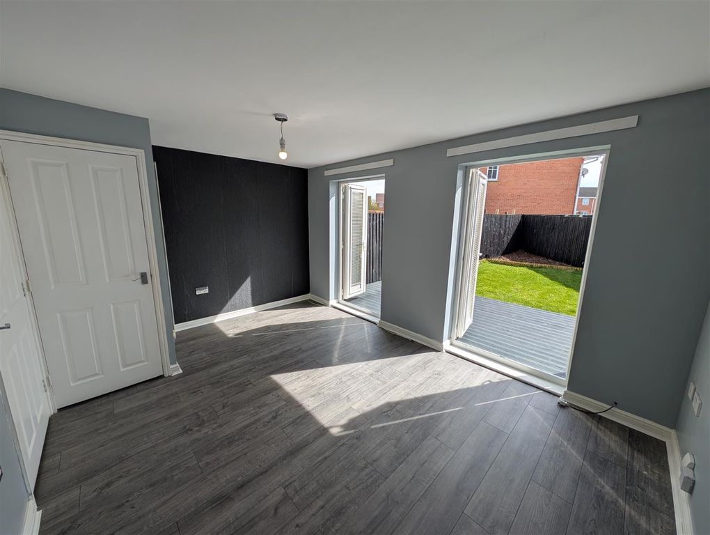 Property photo 2 of 15 Lounge