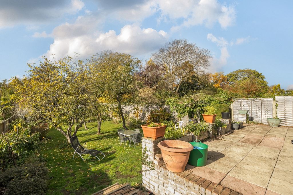 Property photo 2 of 14 34 Thorpe Lea Rd, Terrace &amp; Garden