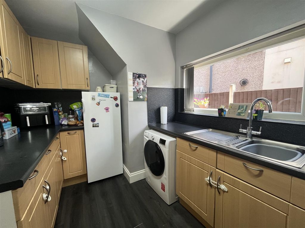 Property photo 3 of 16 Kitchen