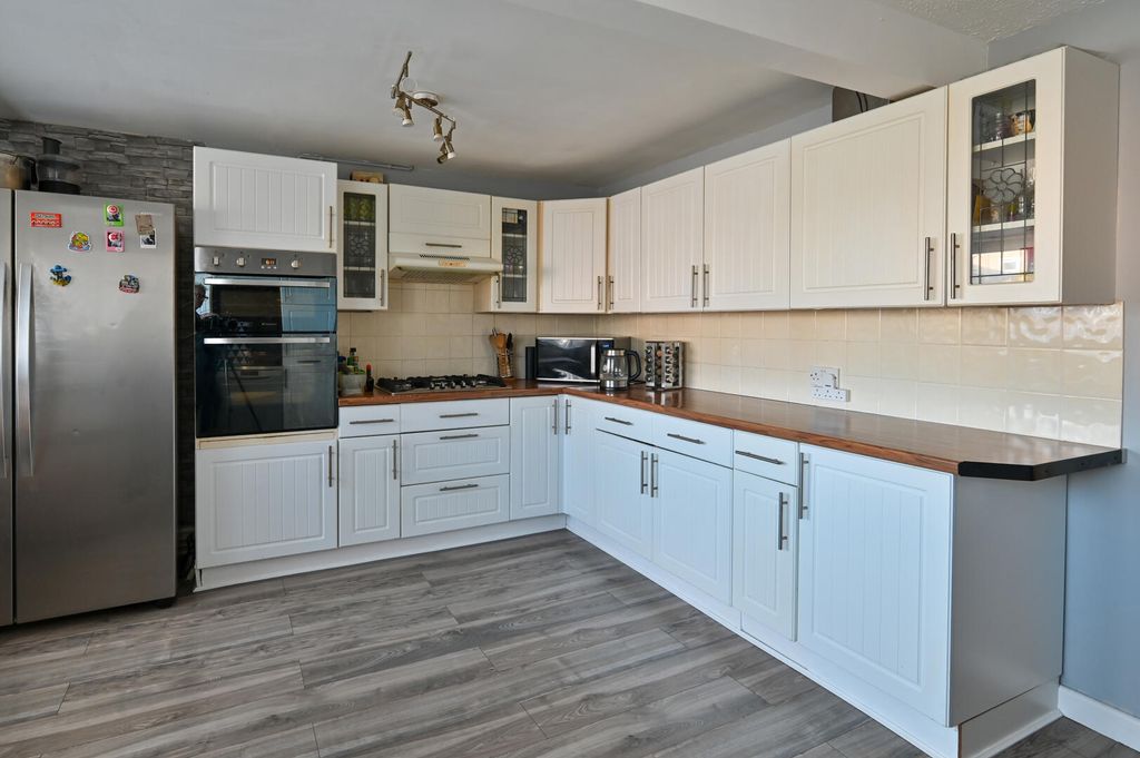 Property photo 2 of 10 Kitchen