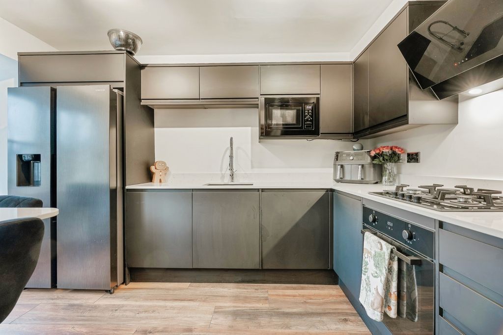 Property photo 3 of 25 Kitchen