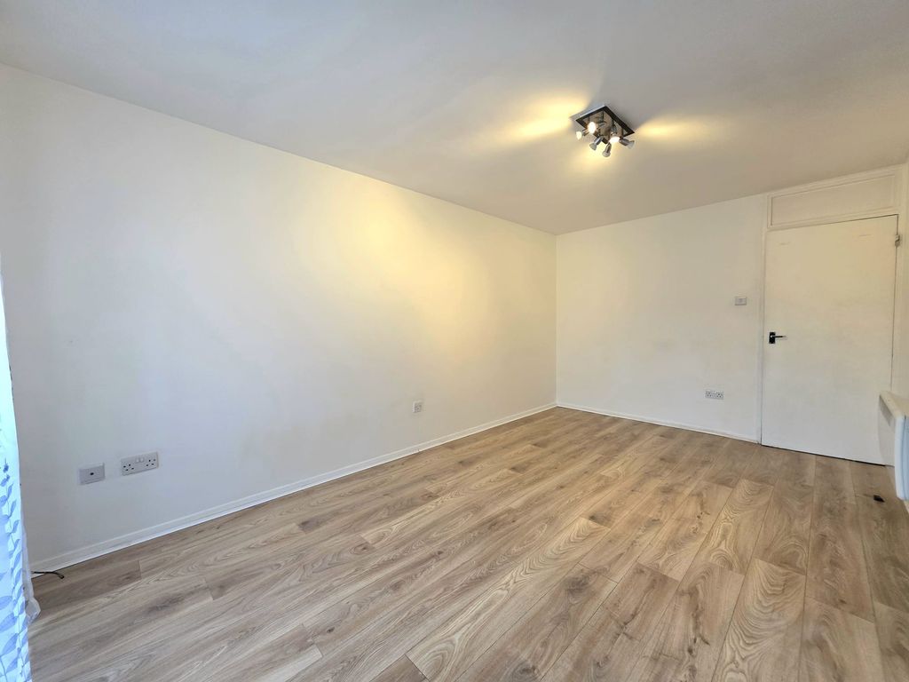 Property photo 2 of 10 4