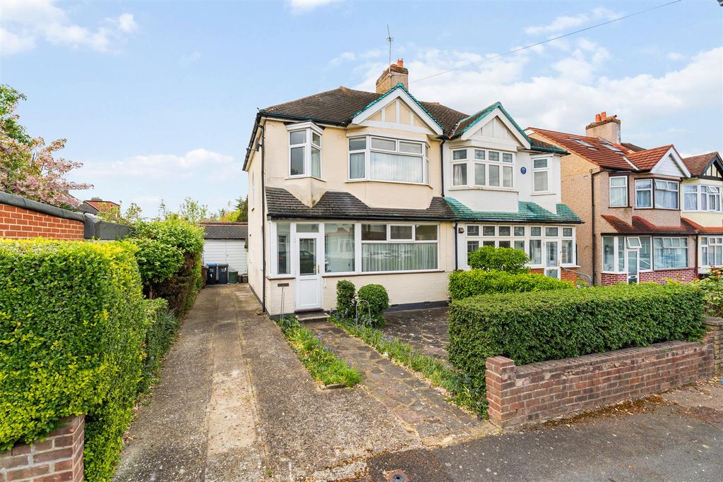 Property photo 1 of 11 Allgood Close