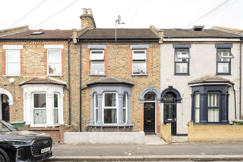 Property photo 1 of 31 Warwick Road, E15