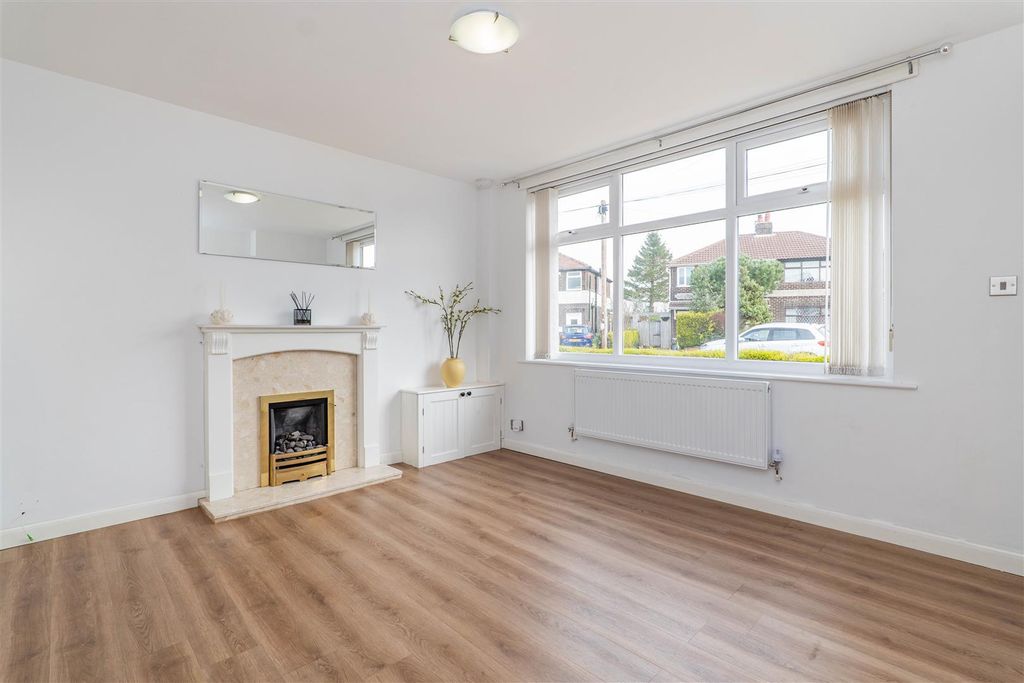 Property photo 2 of 21 Lounge