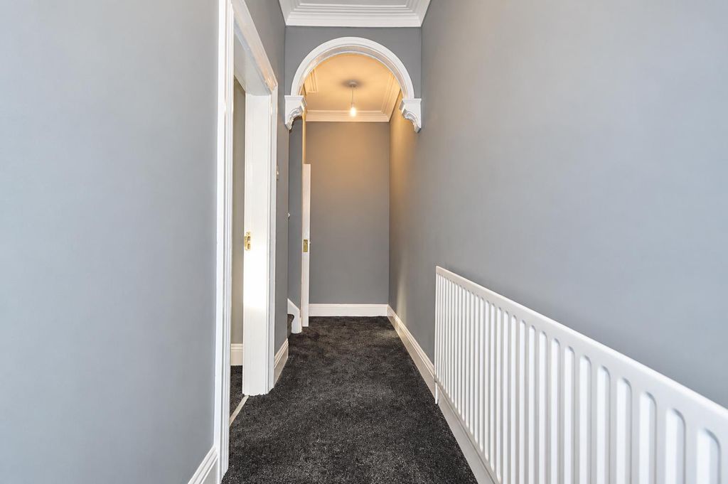 Property photo 2 of 16 Entrance Hall