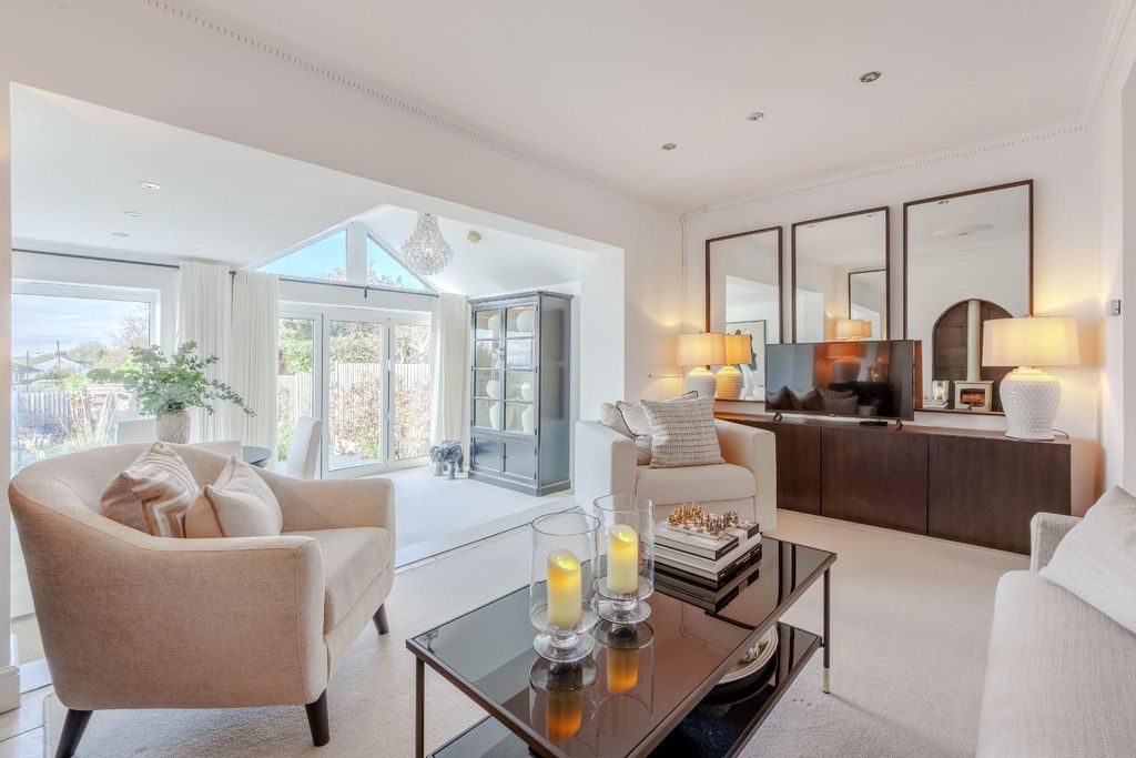 Property photo 1 of 31 Lounge