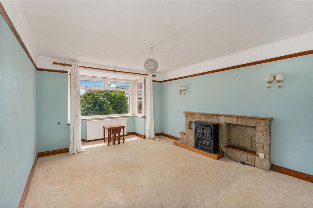 Property photo 2 of 13 3 Oakland Road, Banbury-6.Jpg