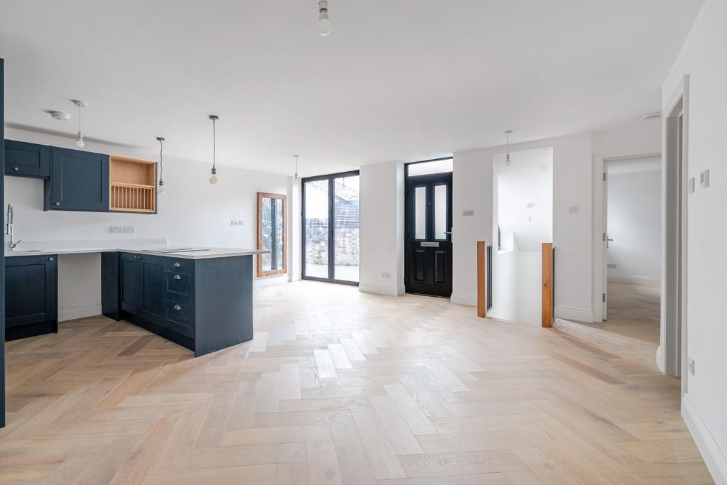 Property photo 2 of 13 1358599-12-68d310Bc22c74.Jpg