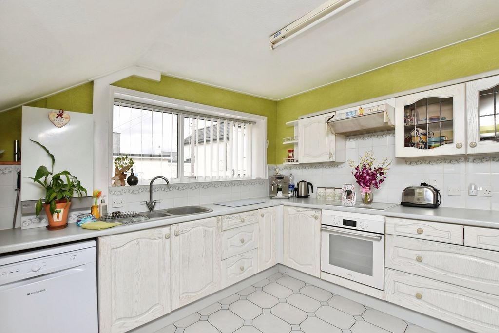 Property photo 3 of 19 Kitchen/Breakfast
