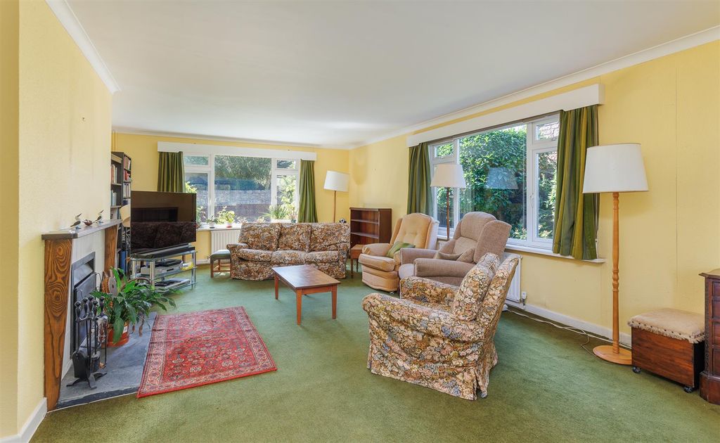 Property photo 2 of 32 Generous Sitting Room