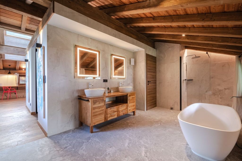 Property photo 3 of 11 Chamonix Chalet For