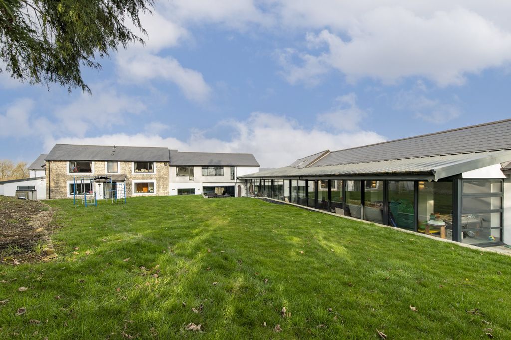 Property photo 1 of 52