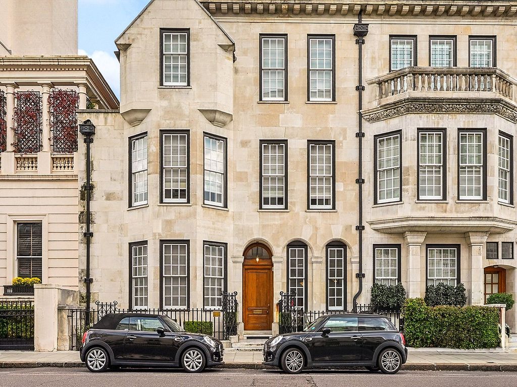 Property photo 2 of 16 Eaton Gate