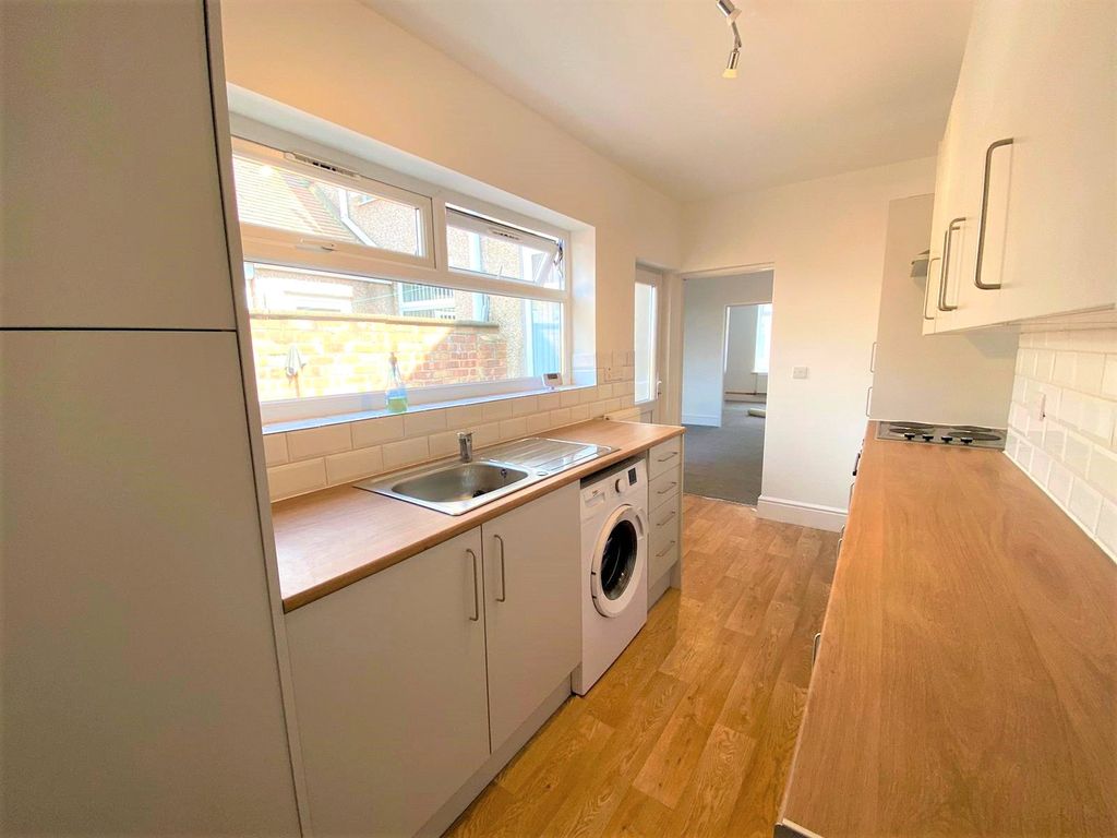 Property photo 3 of 17 Kitchen