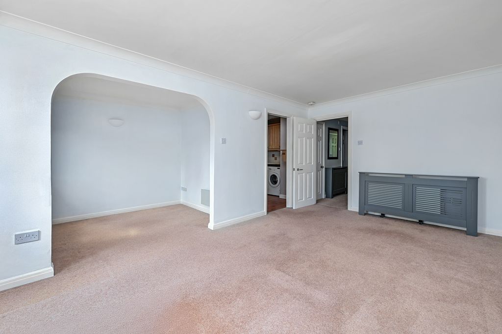 Property photo 3 of 6 24 Thornfield Green (2)