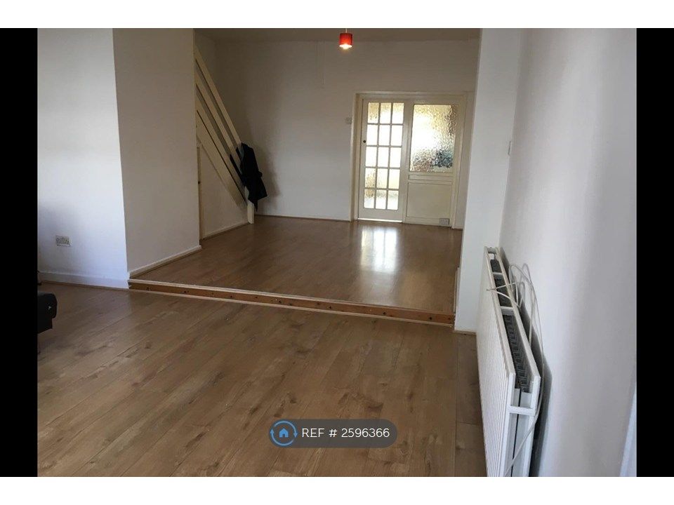 Property photo 1 of 13 Massive Living Area