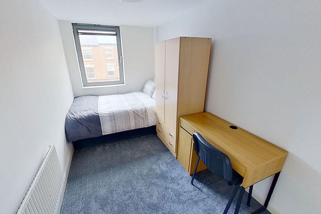 Property photo 3 of 8 A Cozy Double Bedroom Featuring A Comfortable Bed ...