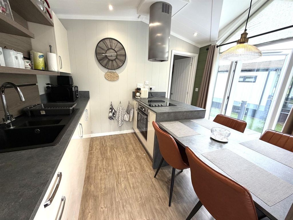 Property photo 2 of 13 979058A8-7B77-439c-Ac45-Cbbfe9832d89.Jpg