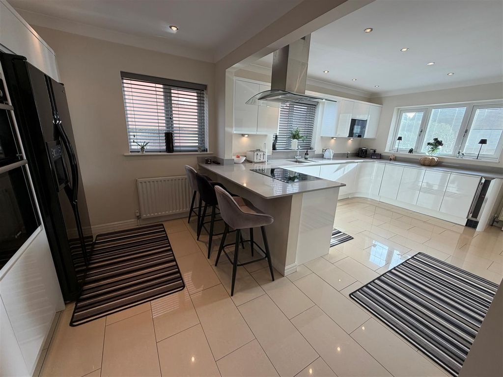 Property photo 3 of 22 Kitchen