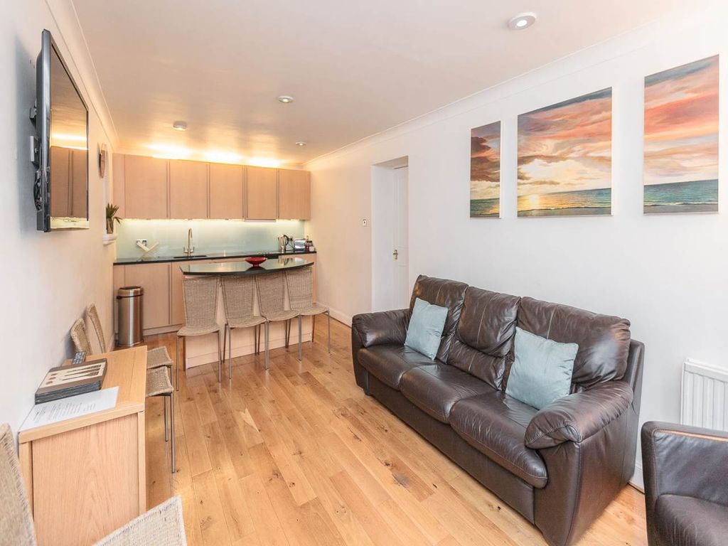 Property photo 2 of 14 27A Albany Street-3