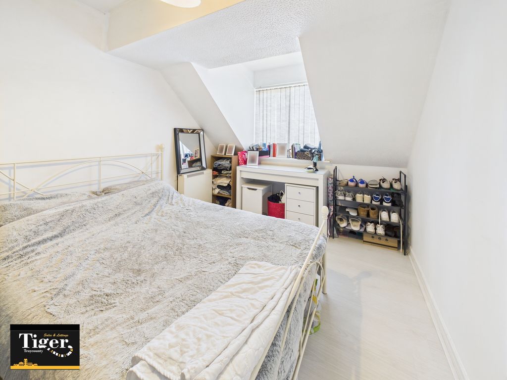 Property photo 3 of 12 Cam02176G0-Pr0675-Still003