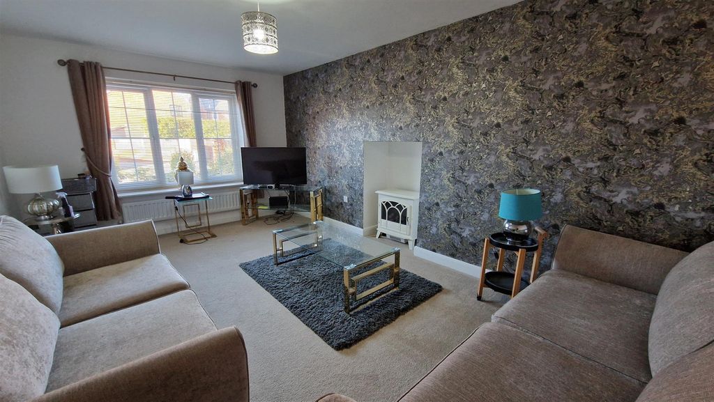 Property photo 3 of 33 Lounge