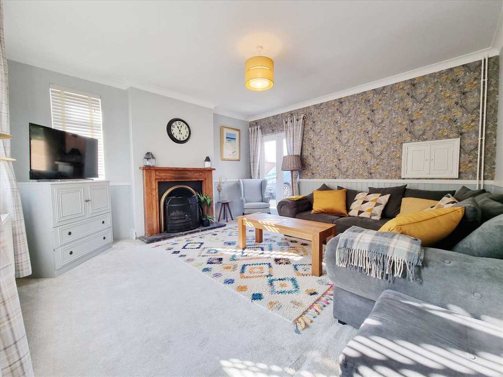 Property photo 2 of 13 Lounge: