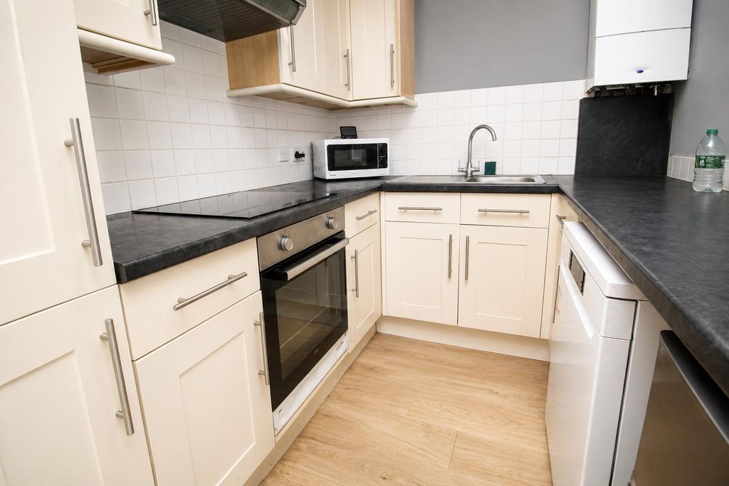 Property photo 2 of 8 Kitchen