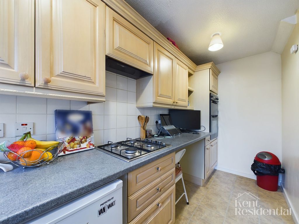 Property photo 3 of 10 Kitchen 2