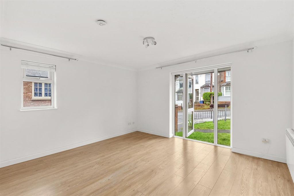 Property photo 3 of 14 43 Sovereign Court, Totteridge Ave, Hp13 6XL-6.Jpg