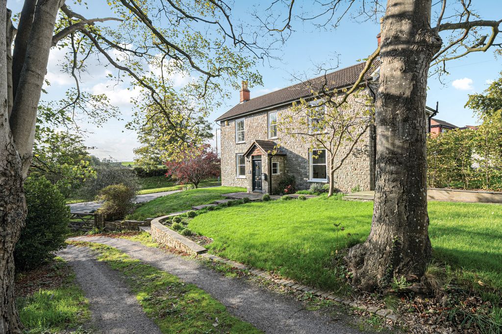 Property photo 1 of 18 Driveway/Exterior