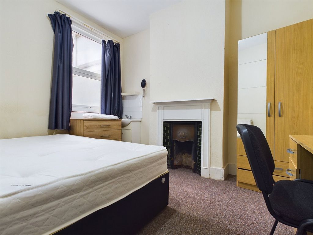 Property photo 2 of 8 Bedroom-To-Rent