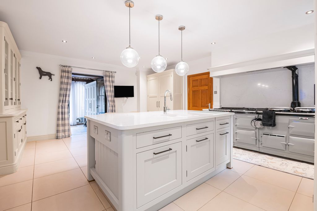 Property photo 3 of 44 Kitchen/Breakfast Room