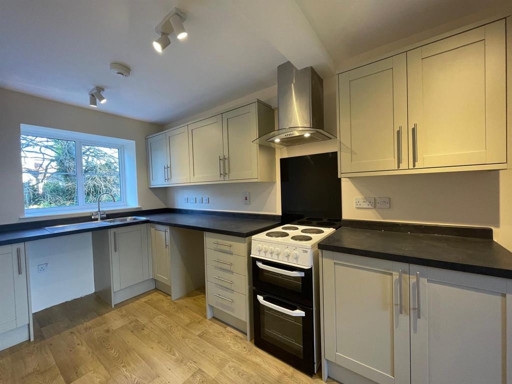 Property photo 2 of 10 Kitchen