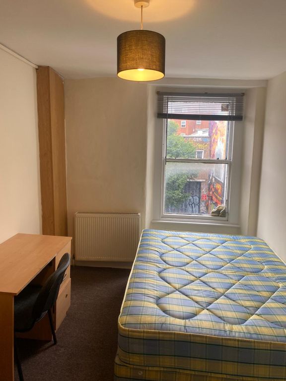 Property photo 2 of 17 A Neat Double Bedroom Featuring A Comfortable Matt...