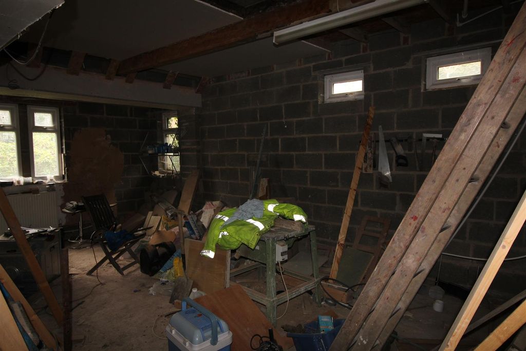 Property photo 3 of 9 Kitchen