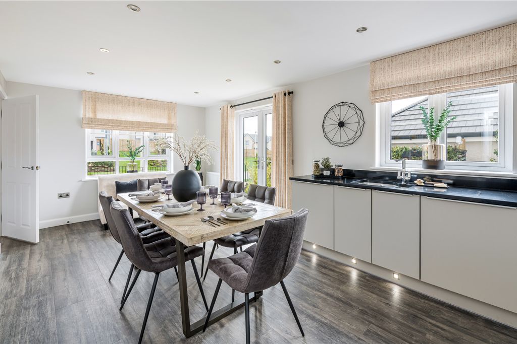 Property photo 2 of 10 Kitchen/Dining In 4 Bed Home